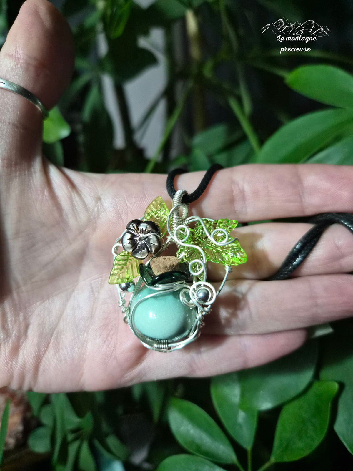 Pendentif "L'Élixir de la Rosée Éternelle"