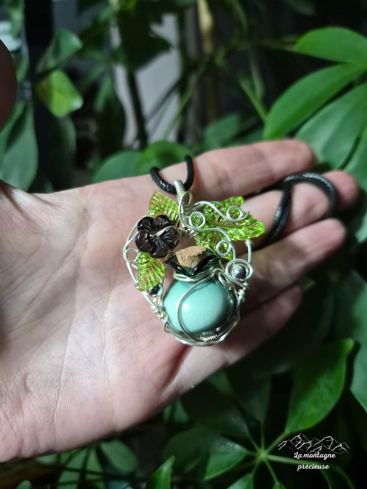 Pendentif "L'Élixir de la Rosée Éternelle"