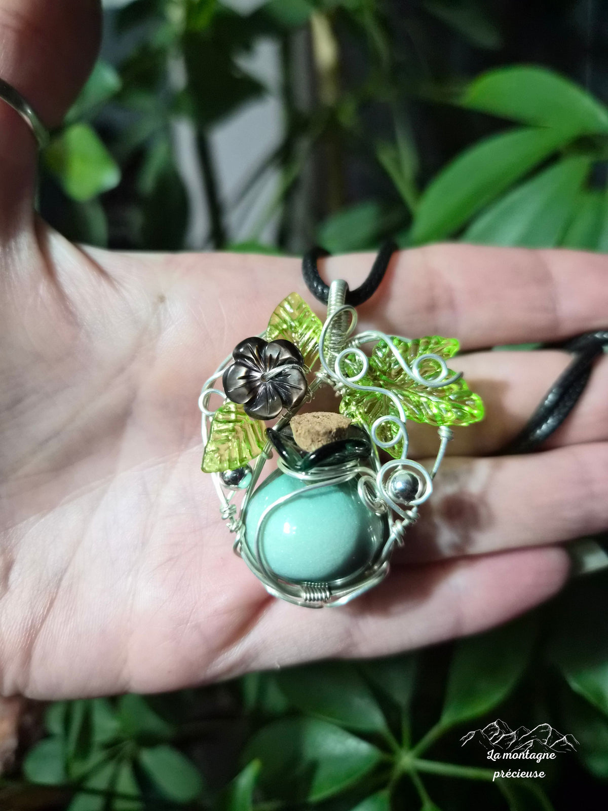 Pendentif "L'Élixir de la Rosée Éternelle"