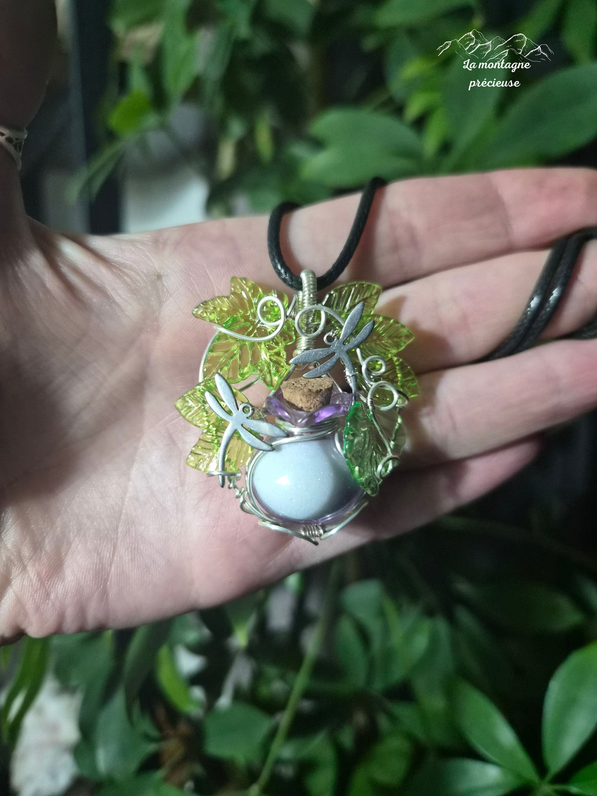 Pendentif "L'Élixir des Libellules de Lune"