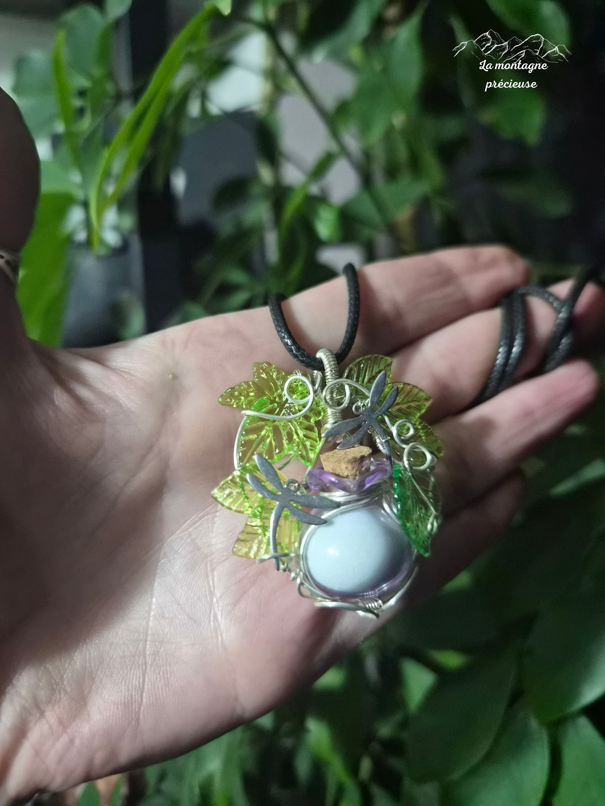 Pendentif "L'Élixir des Libellules de Lune"