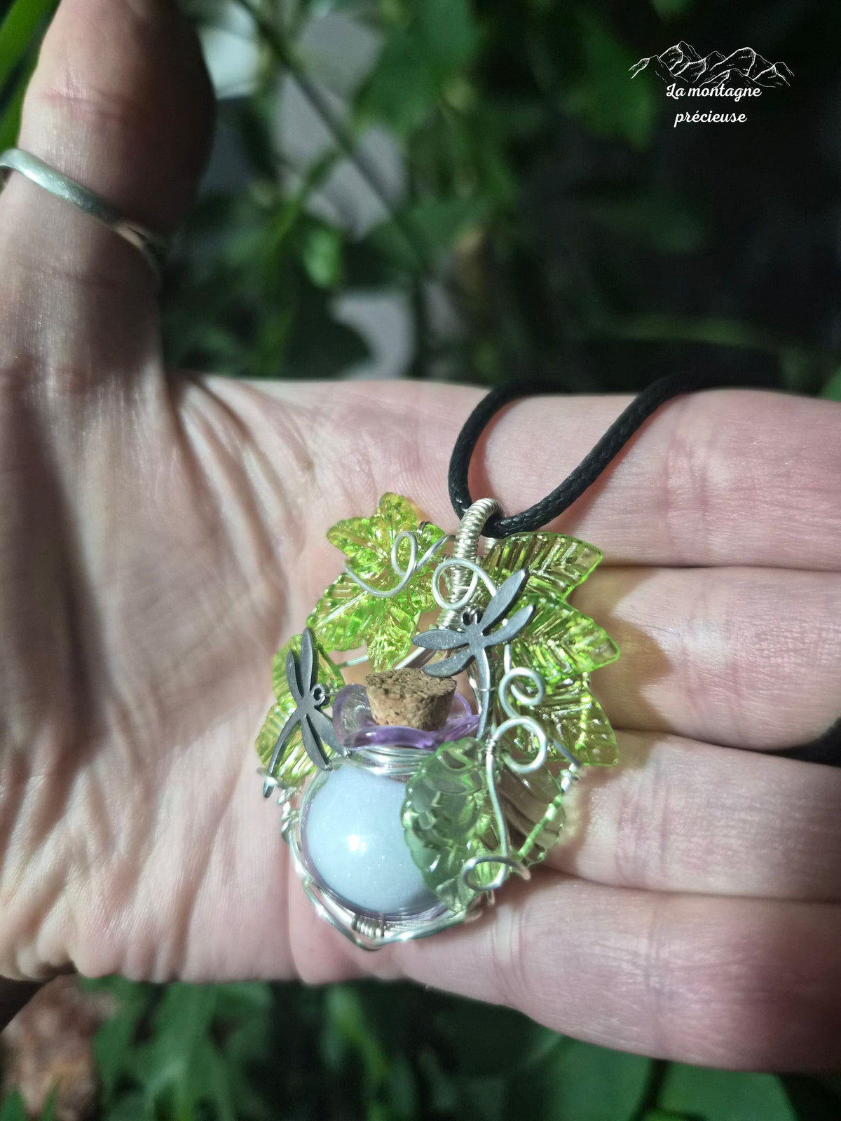 Pendentif "L'Élixir des Libellules de Lune"
