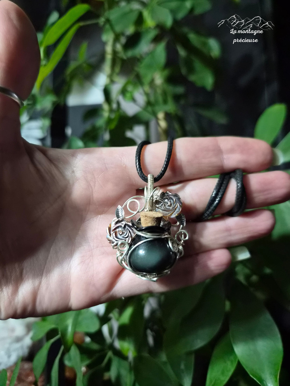 Pendentif "L'Élixir des Roses de Minuit"