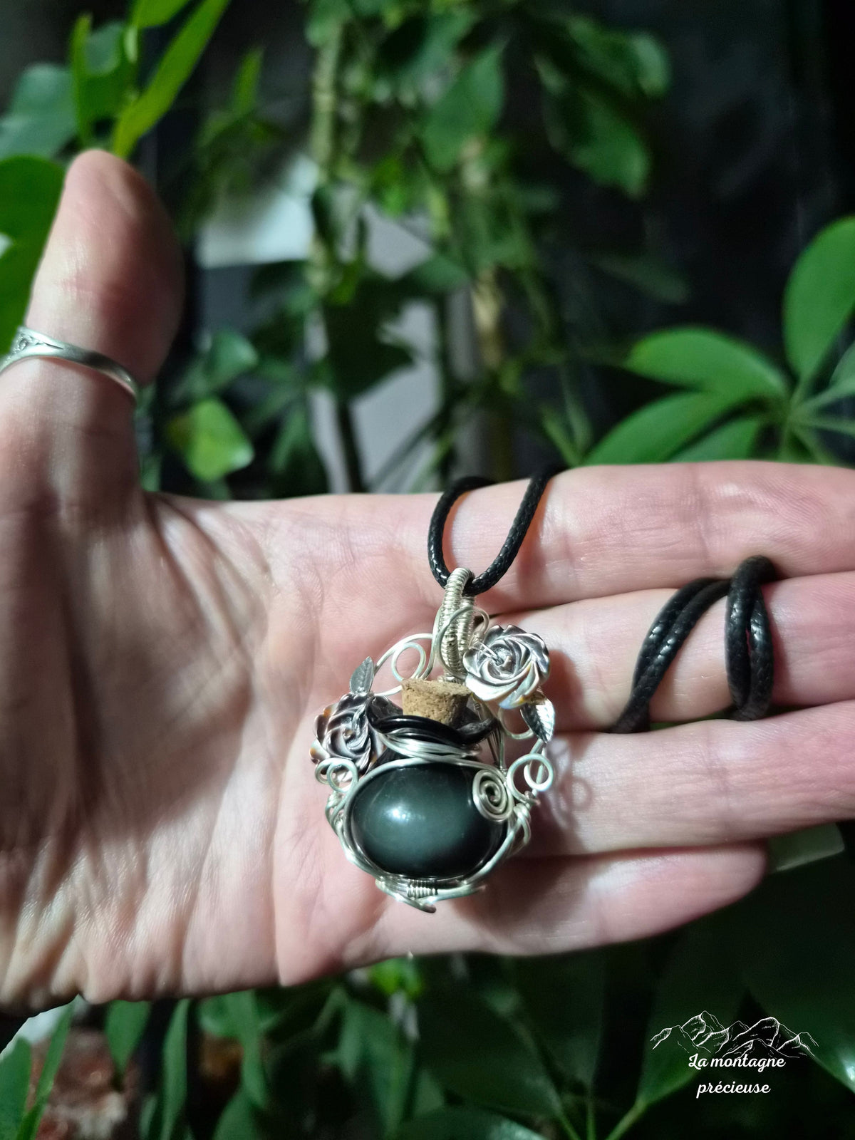 Pendentif "L'Élixir des Roses de Minuit"