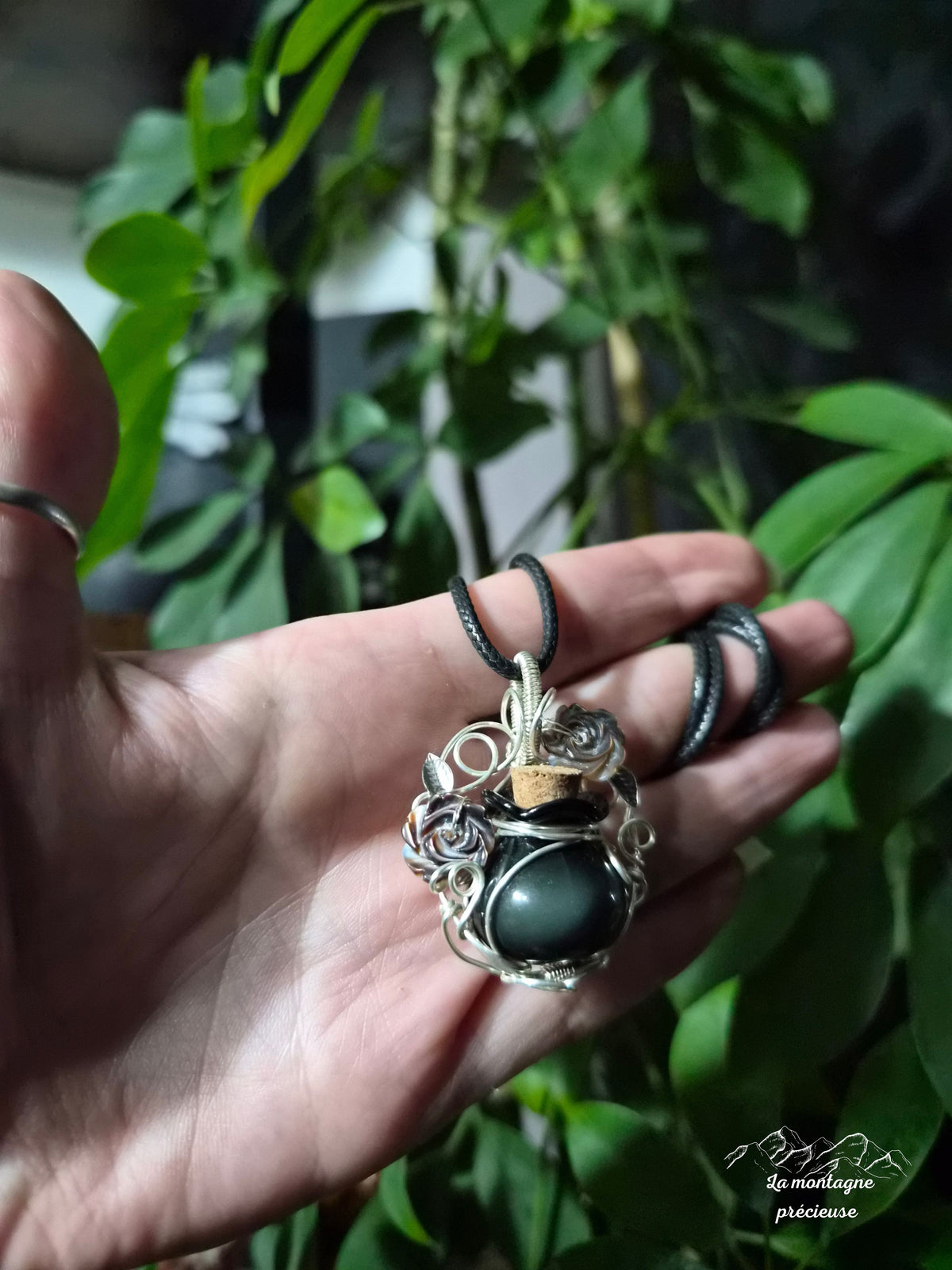 Pendentif "L'Élixir des Roses de Minuit"