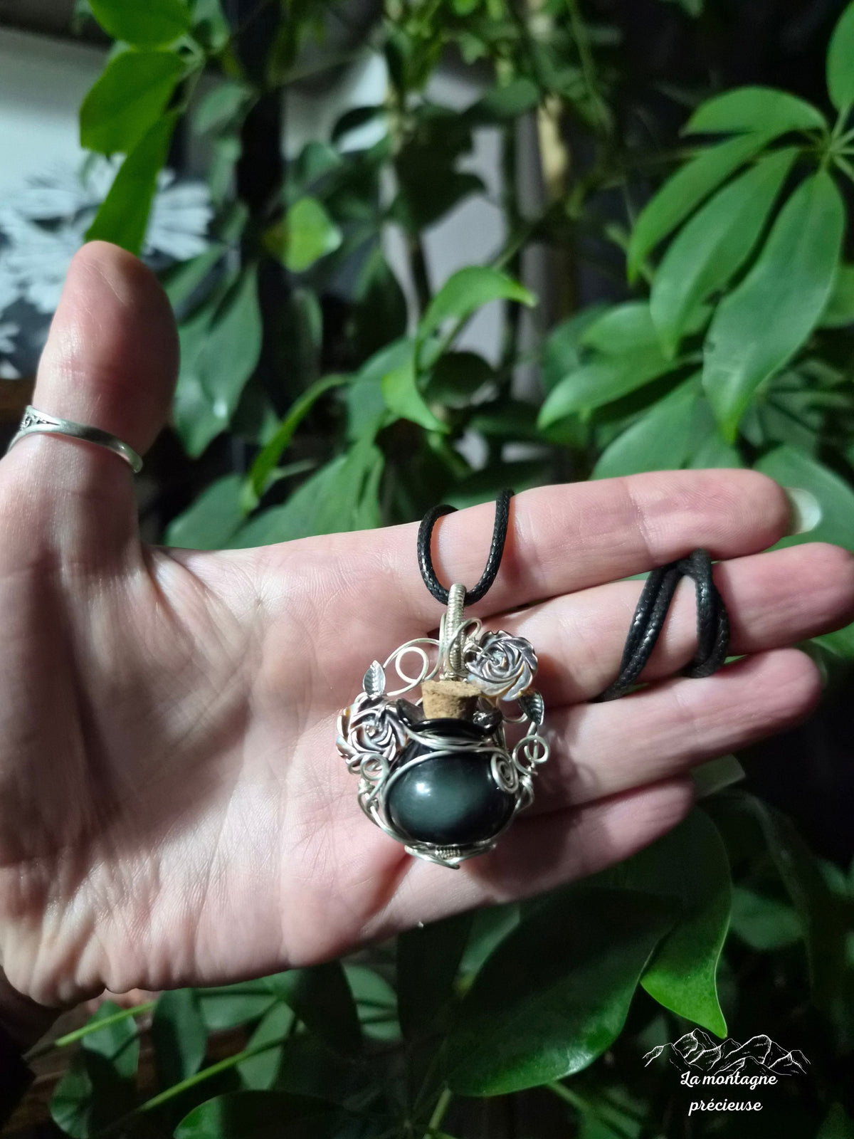 Pendentif "L'Élixir des Roses de Minuit"
