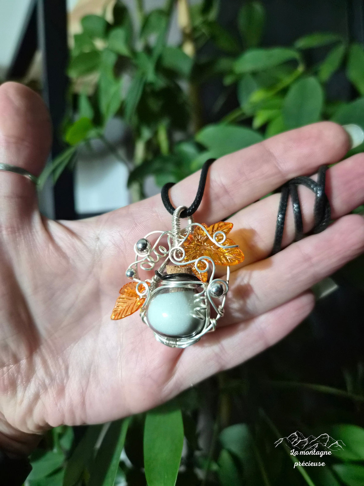 Pendentif "L’Élixir des Murmures d’Automne"