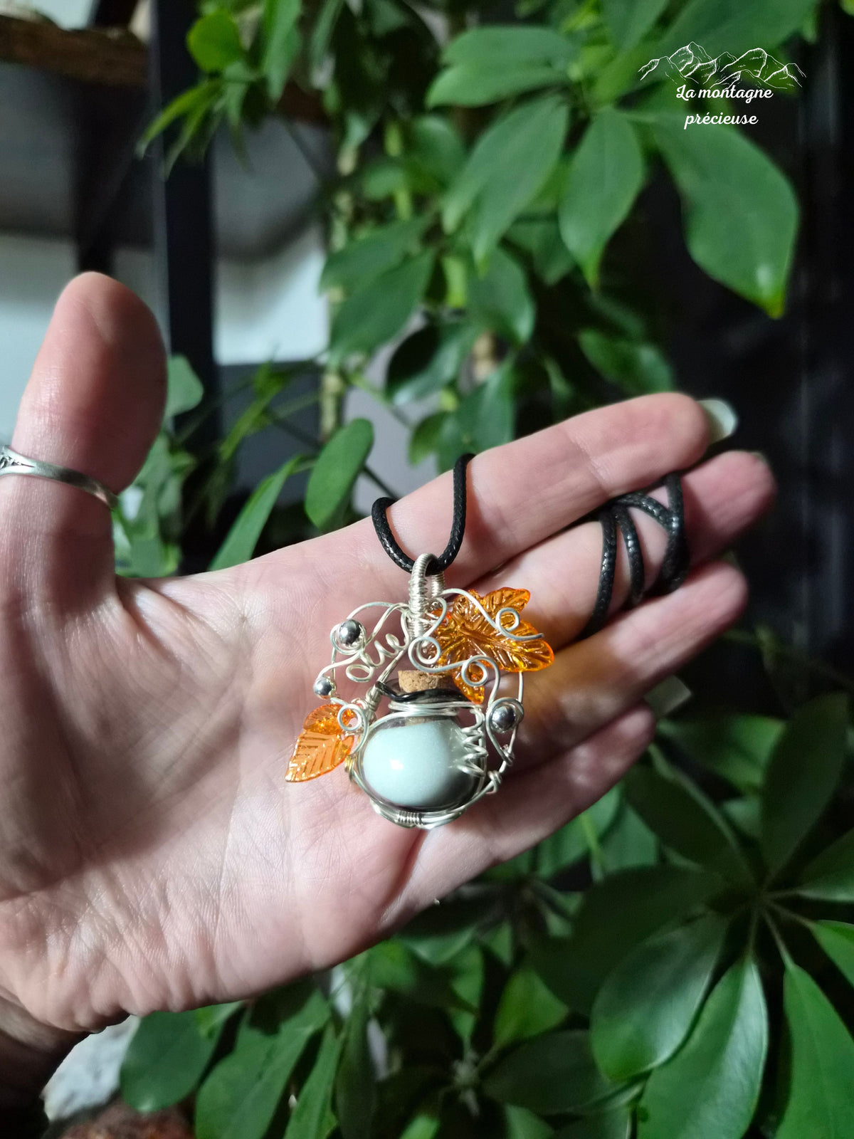 Pendentif "L’Élixir des Murmures d’Automne"