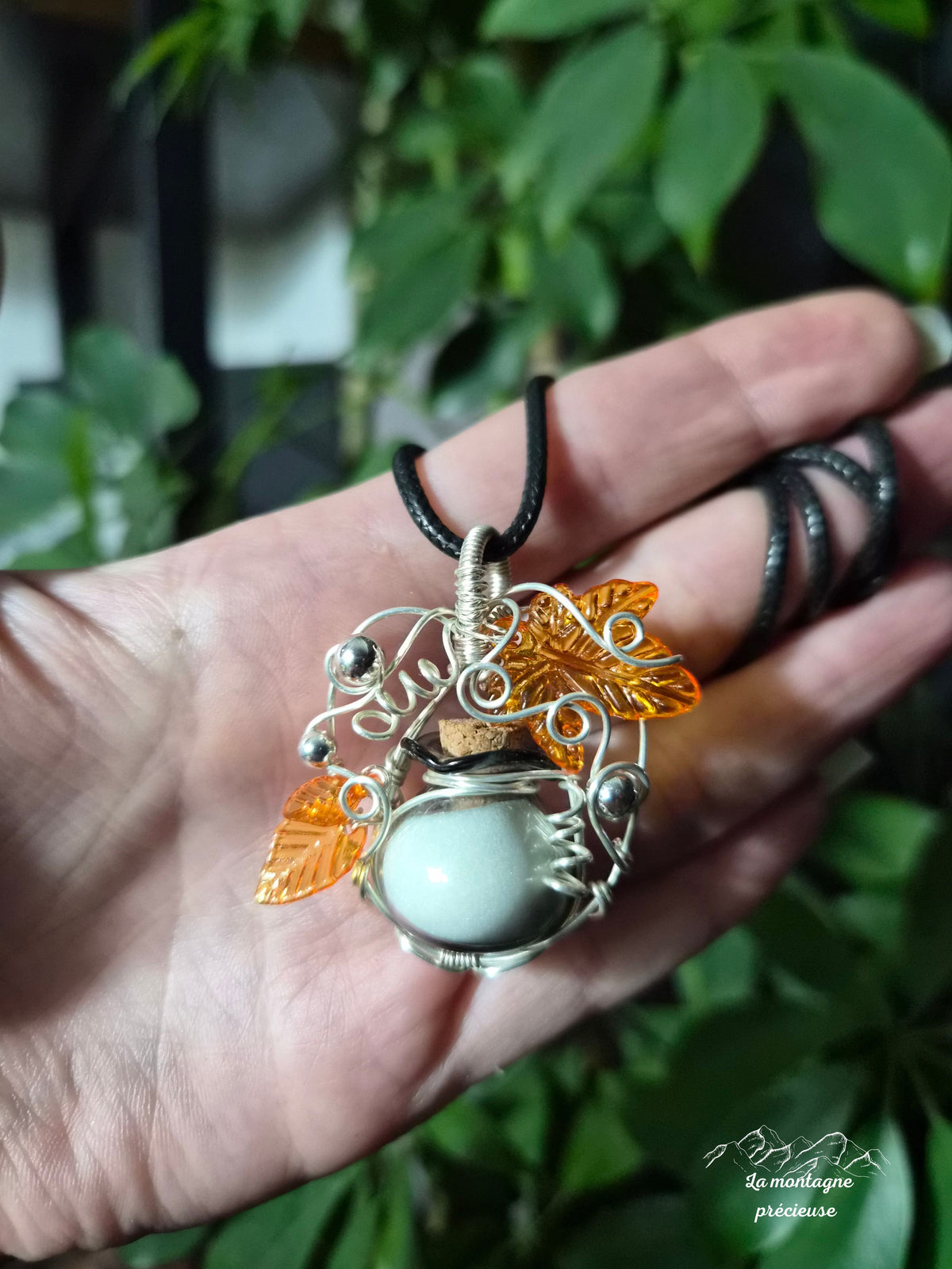 Pendentif "L’Élixir des Murmures d’Automne"