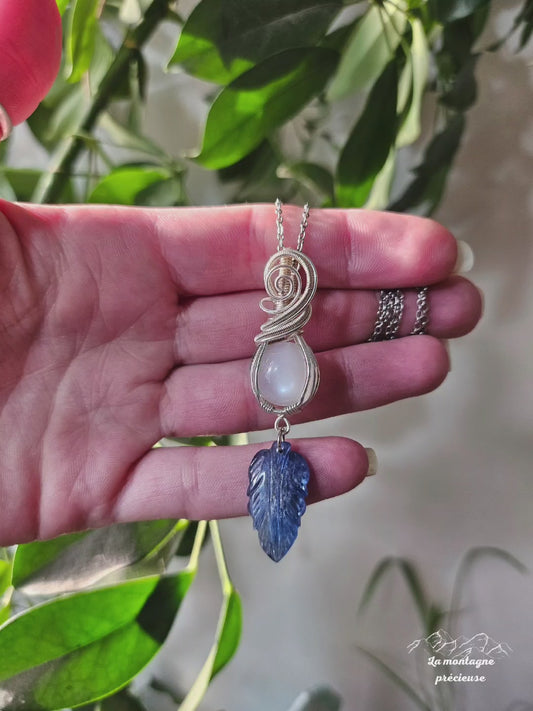 Pendentif Pierre de lune adulaire et feuille en kyanite