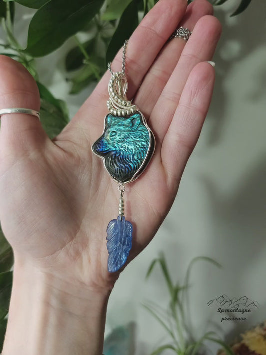 Pendentif loup en labradorite et sa feuille en kyanite