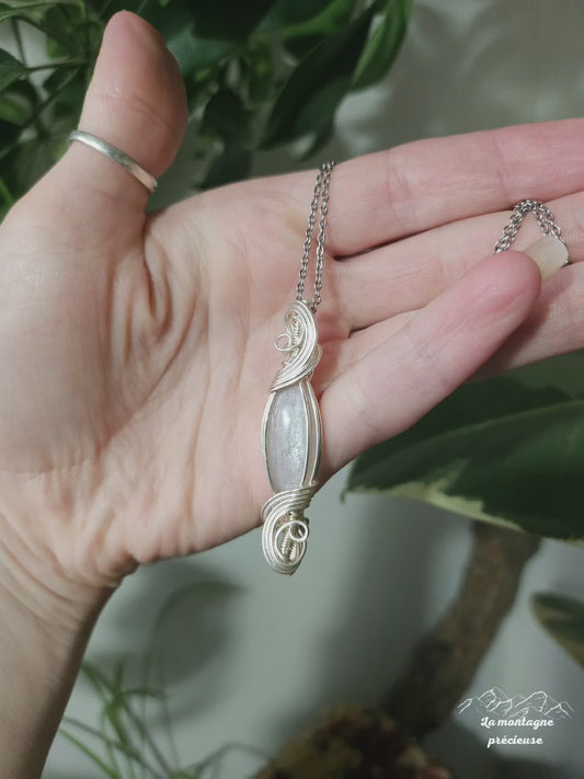 Pendentif en pierre de lune grise