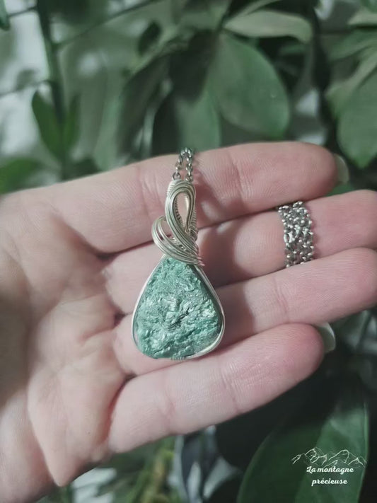 Pendentif en fuchsite brute
