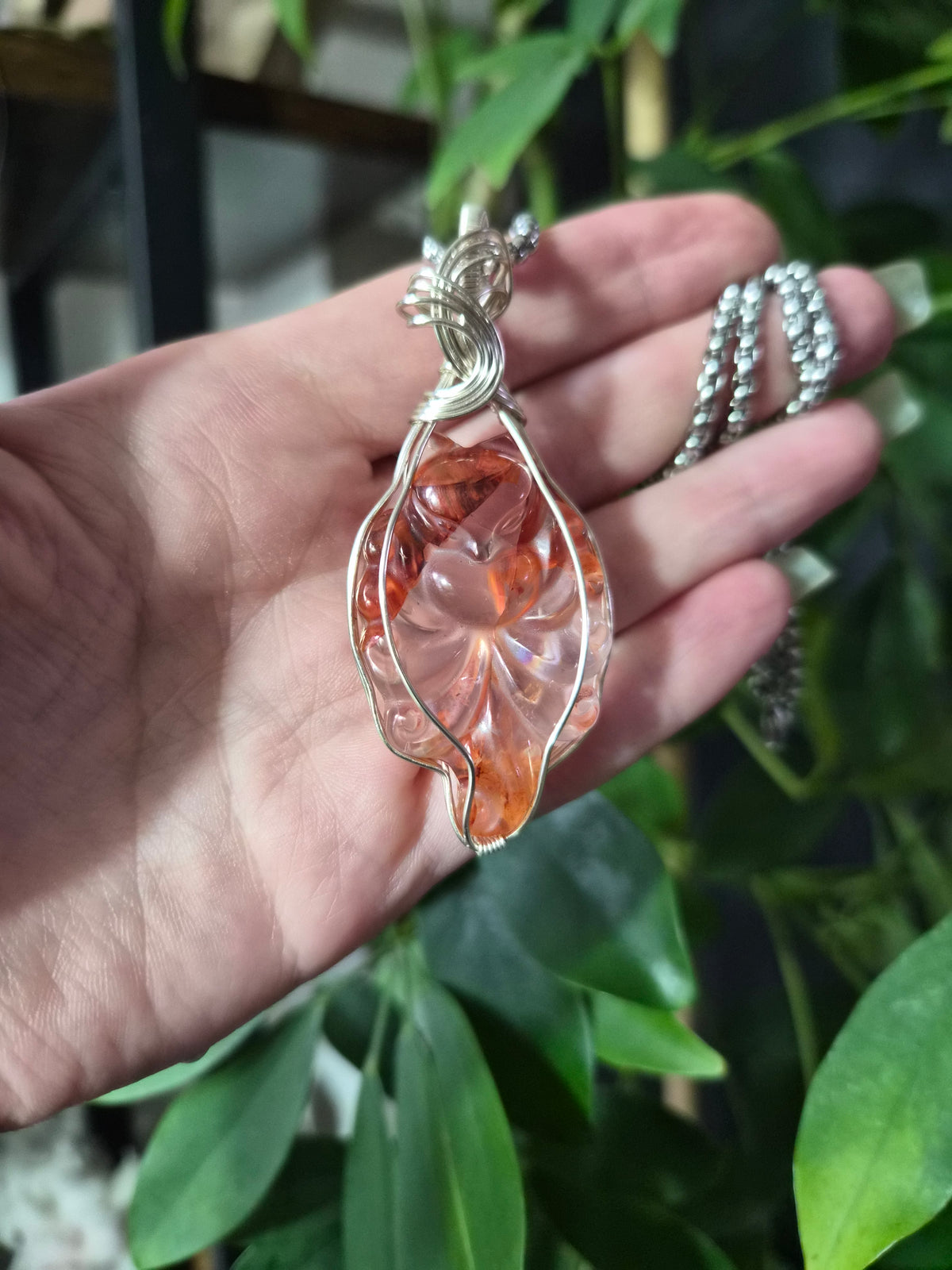 Pendentif " L'aube des neuf queues " en quartz hématoïde